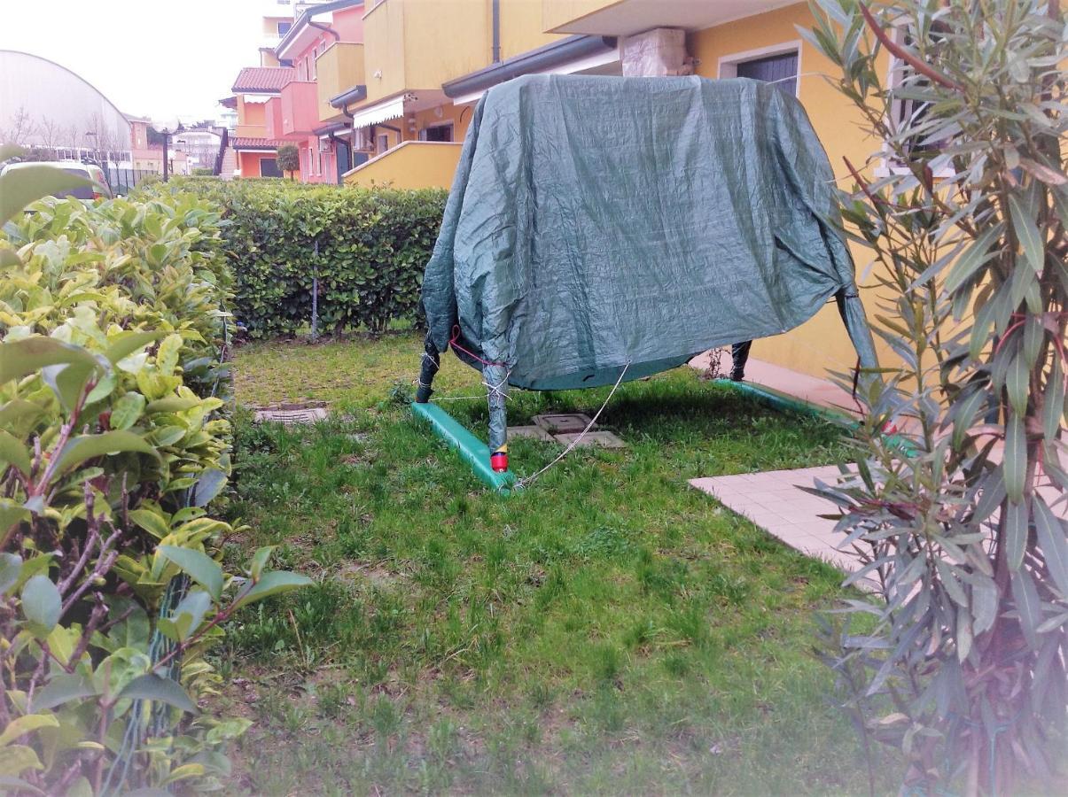 Hotel Apartments Villaggio Dei Fiori 4 Stars Luxury - Great Family Resort - Pet Friendly - With Hypermarket - Delivery Restaurant-Pizzeria - Room Breakfast With Supplement - Ultra Fast Wi-Fi - Play Area For Children - Olympic Swimming Pool - Parking Каорле Экстерьер фото