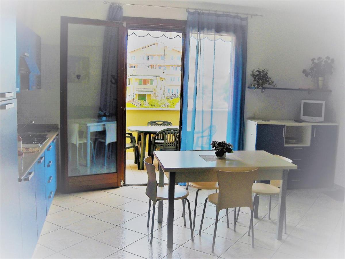 Hotel Apartments Villaggio Dei Fiori 4 Stars Luxury - Great Family Resort - Pet Friendly - With Hypermarket - Delivery Restaurant-Pizzeria - Room Breakfast With Supplement - Ultra Fast Wi-Fi - Play Area For Children - Olympic Swimming Pool - Parking Каорле Экстерьер фото
