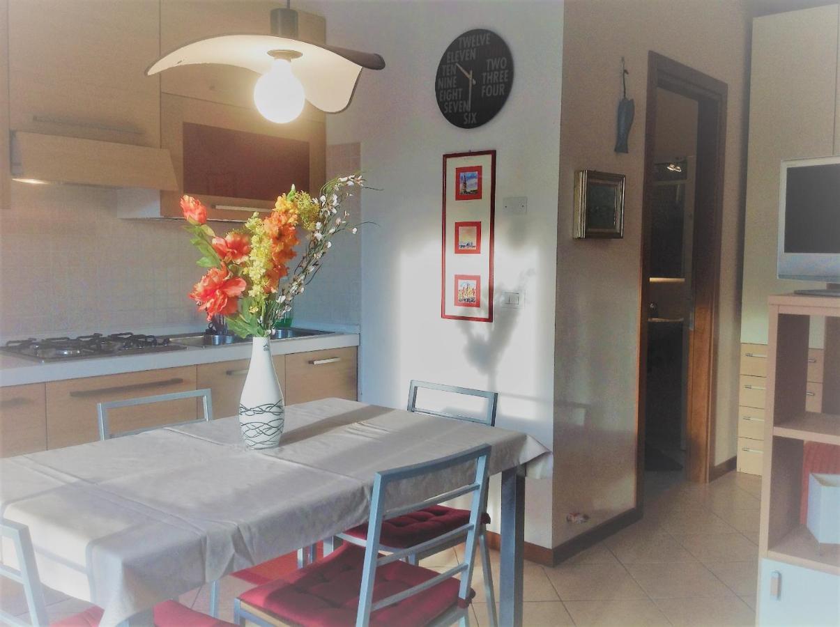 Hotel Apartments Villaggio Dei Fiori 4 Stars Luxury - Great Family Resort - Pet Friendly - With Hypermarket - Delivery Restaurant-Pizzeria - Room Breakfast With Supplement - Ultra Fast Wi-Fi - Play Area For Children - Olympic Swimming Pool - Parking Каорле Экстерьер фото
