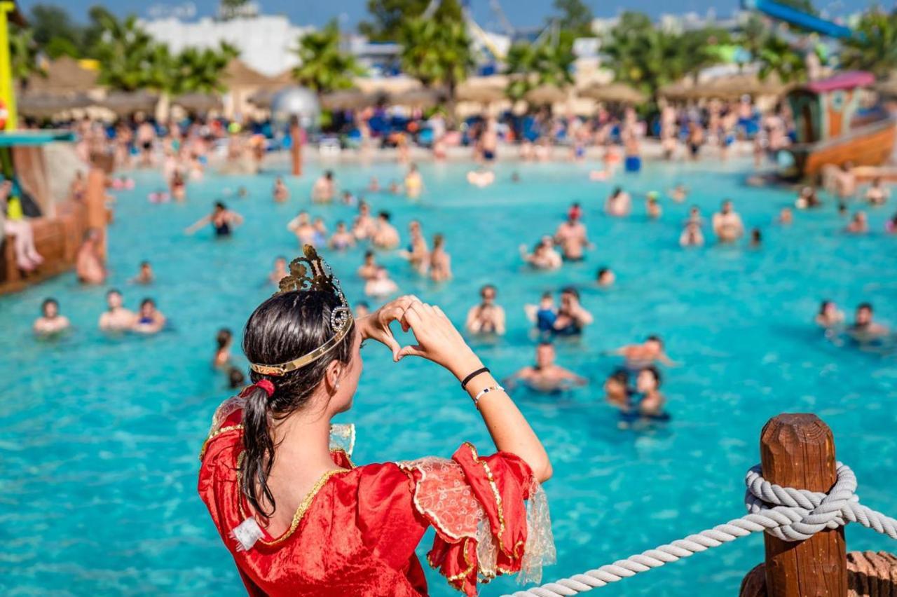 Hotel Apartments Villaggio Dei Fiori 4 Stars Luxury - Great Family Resort - Pet Friendly - With Hypermarket - Delivery Restaurant-Pizzeria - Room Breakfast With Supplement - Ultra Fast Wi-Fi - Play Area For Children - Olympic Swimming Pool - Parking Каорле Экстерьер фото