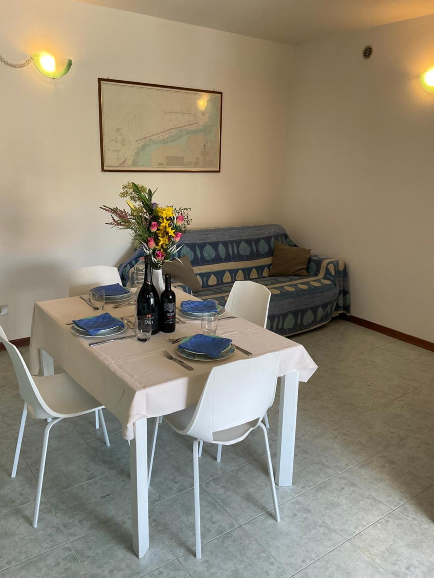 Hotel Apartments Villaggio Dei Fiori 4 Stars Luxury - Great Family Resort - Pet Friendly - With Hypermarket - Delivery Restaurant-Pizzeria - Room Breakfast With Supplement - Ultra Fast Wi-Fi - Play Area For Children - Olympic Swimming Pool - Parking Каорле Экстерьер фото