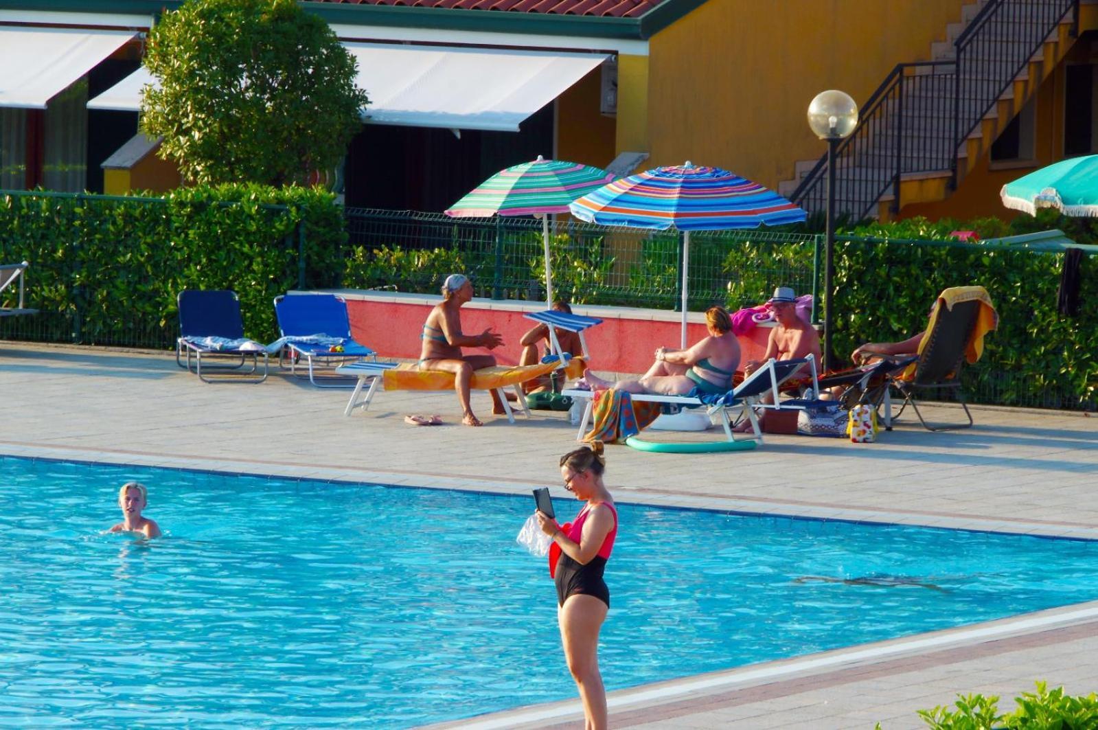 Hotel Apartments Villaggio Dei Fiori 4 Stars Luxury - Great Family Resort - Pet Friendly - With Hypermarket - Delivery Restaurant-Pizzeria - Room Breakfast With Supplement - Ultra Fast Wi-Fi - Play Area For Children - Olympic Swimming Pool - Parking Каорле Экстерьер фото