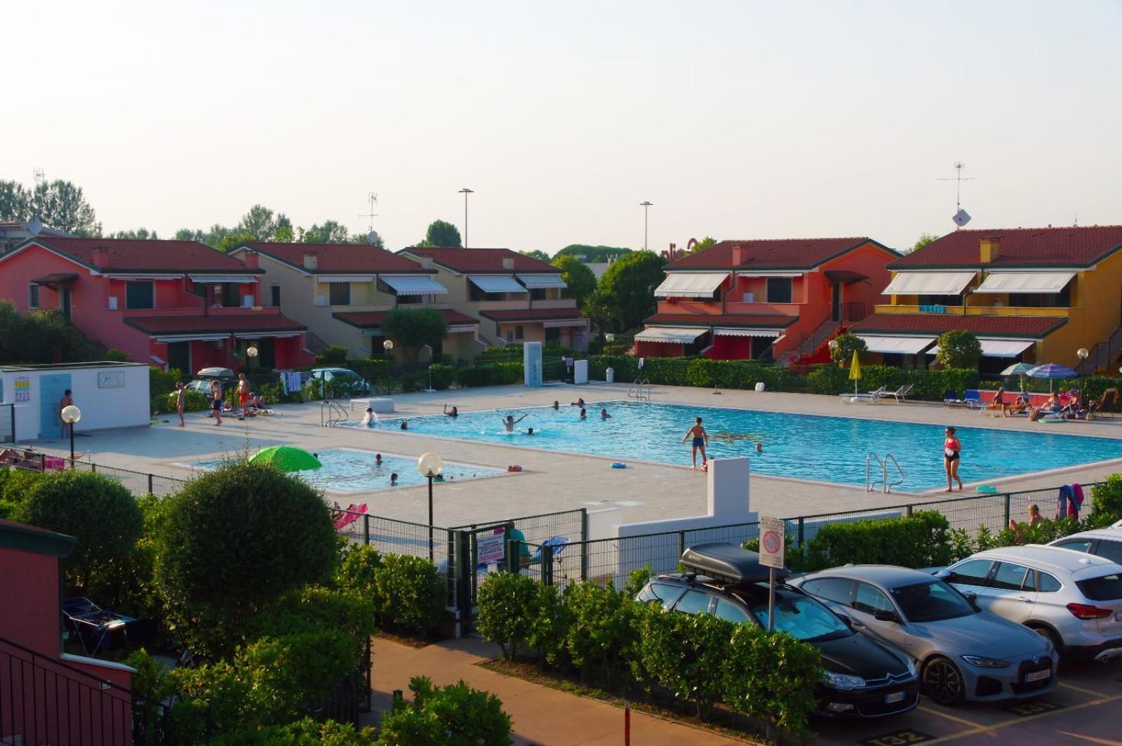 Hotel Apartments Villaggio Dei Fiori 4 Stars Luxury - Great Family Resort - Pet Friendly - With Hypermarket - Delivery Restaurant-Pizzeria - Room Breakfast With Supplement - Ultra Fast Wi-Fi - Play Area For Children - Olympic Swimming Pool - Parking Каорле Экстерьер фото