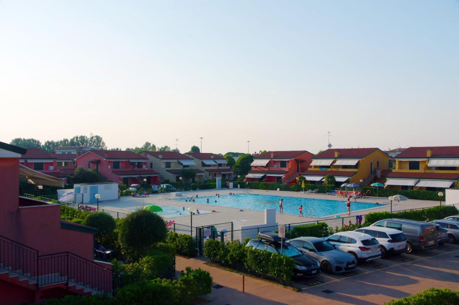 Hotel Apartments Villaggio Dei Fiori 4 Stars Luxury - Great Family Resort - Pet Friendly - With Hypermarket - Delivery Restaurant-Pizzeria - Room Breakfast With Supplement - Ultra Fast Wi-Fi - Play Area For Children - Olympic Swimming Pool - Parking Каорле Экстерьер фото