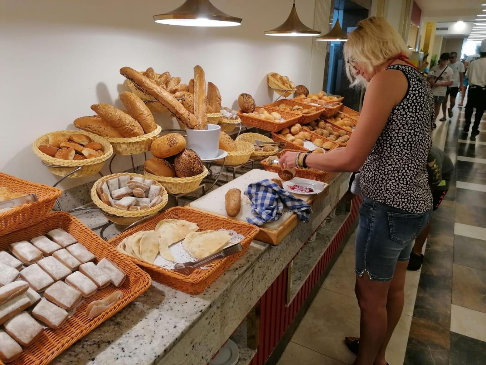 Hotel Apartments Villaggio Dei Fiori 4 Stars Luxury - Great Family Resort - Pet Friendly - With Hypermarket - Delivery Restaurant-Pizzeria - Room Breakfast With Supplement - Ultra Fast Wi-Fi - Play Area For Children - Olympic Swimming Pool - Parking Каорле Экстерьер фото