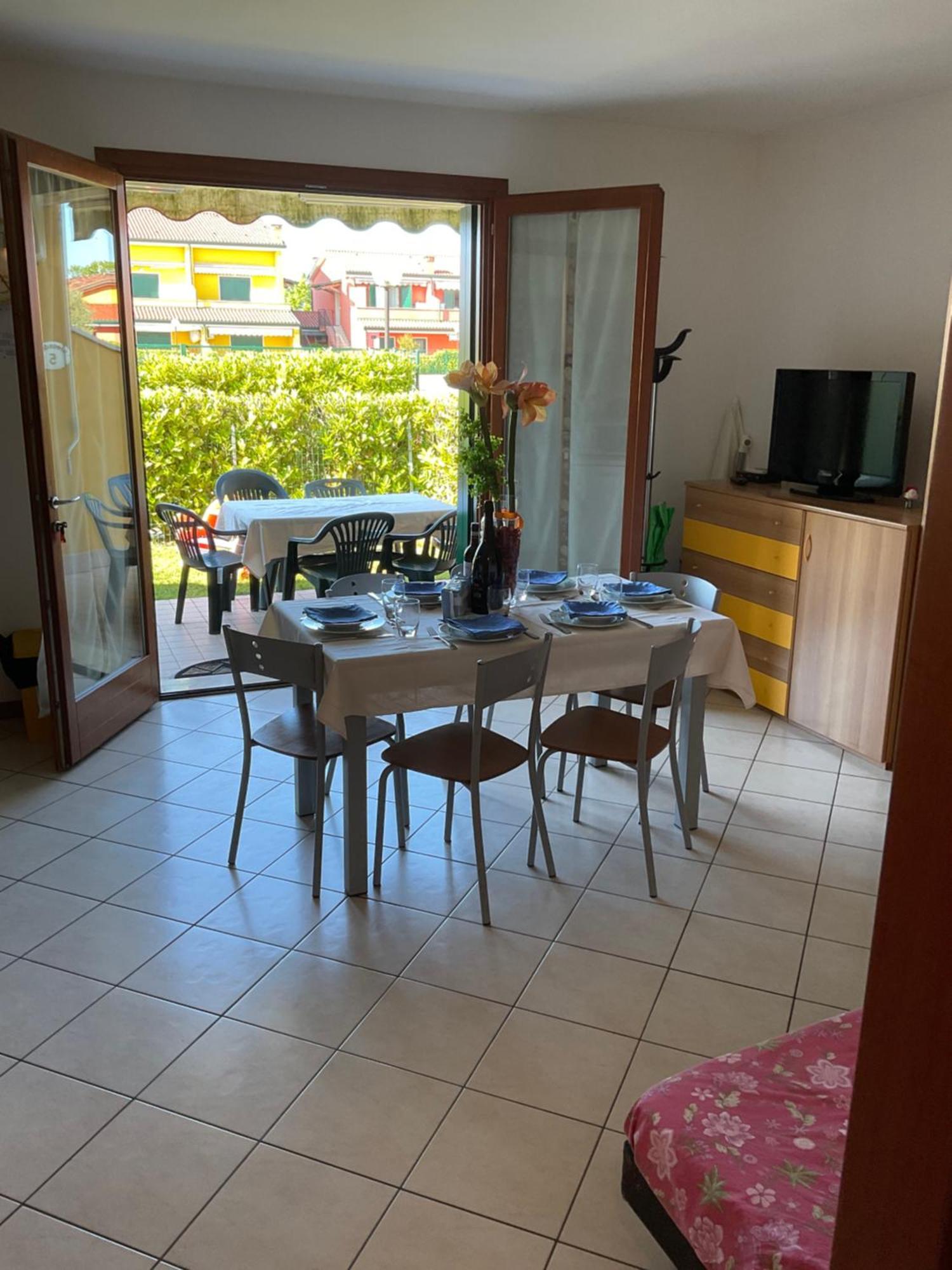 Hotel Apartments Villaggio Dei Fiori 4 Stars Luxury - Great Family Resort - Pet Friendly - With Hypermarket - Delivery Restaurant-Pizzeria - Room Breakfast With Supplement - Ultra Fast Wi-Fi - Play Area For Children - Olympic Swimming Pool - Parking Каорле Экстерьер фото